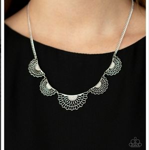 paparazzi Jewelry - Fanned Out Fashion Necklace paparazzi Jewelry - Fanned Out Fashion Necklace